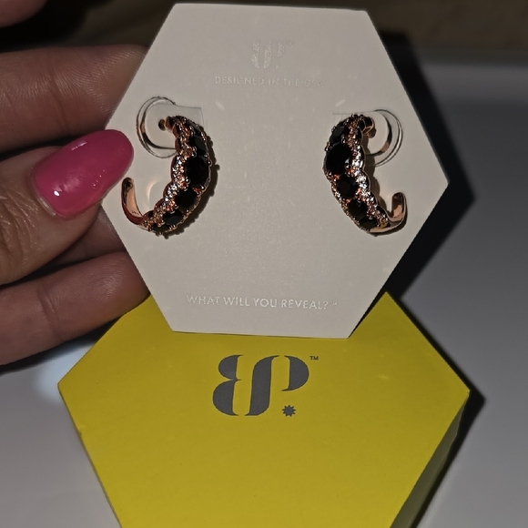 Jewelry - Elegant Black and Gold Earrings